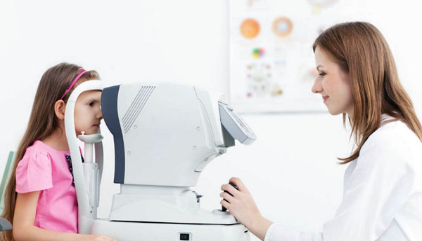 прокалывать ушки - сначала проверить ребенка у офтальмолога